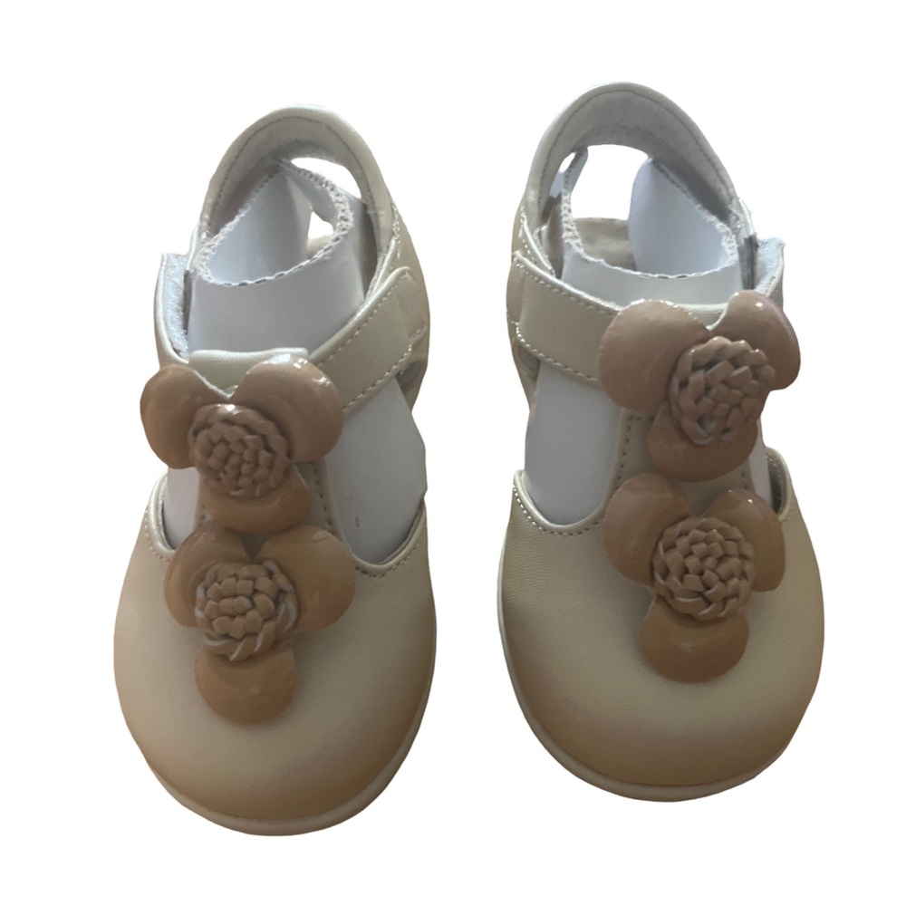 Baby shoes with patent leather flowers
